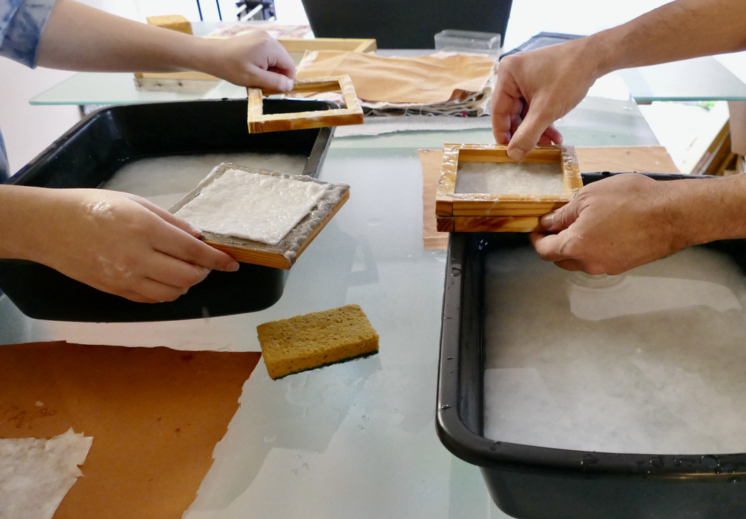 Atelier de fabrication de papier artisanal a la cuve